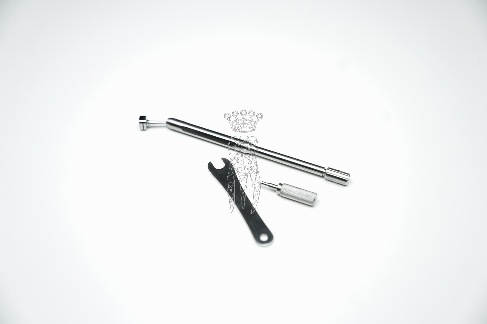 Scalpel blade holder with movable head incl. spanner + L-key